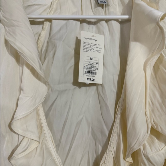 Elegant Cream Ruffle Blouse Size Medium - Picture 5 of 5